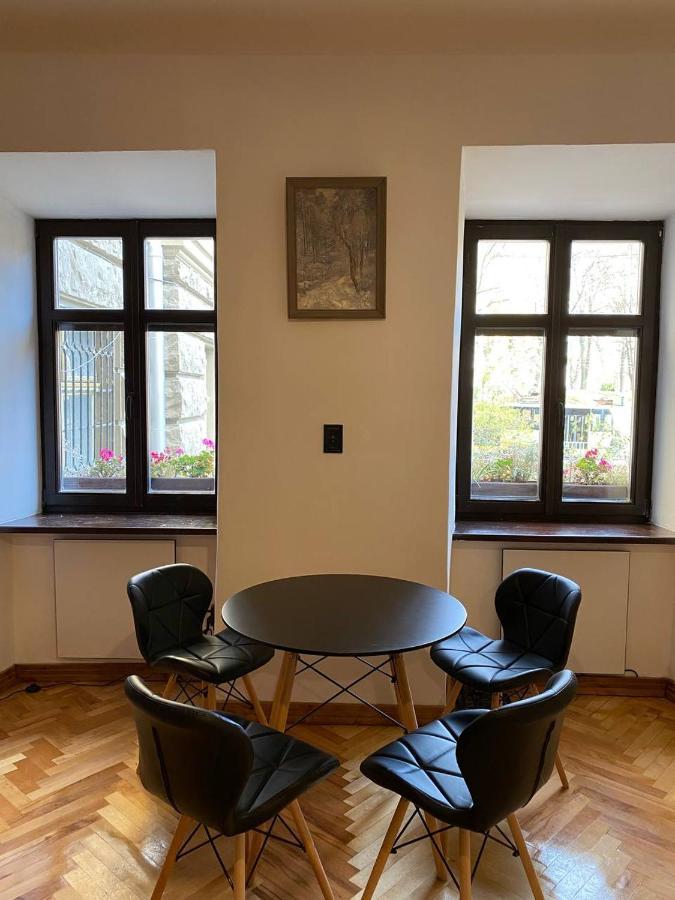 Багатомісні Апартаменти На Арсенальній Lviv Buitenkant foto